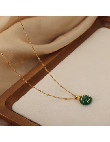 Un magnifique collier en malachite posé dans une boite